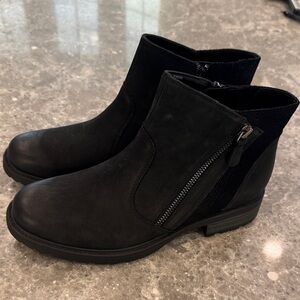 Earth Black Zipper Ankle Boots